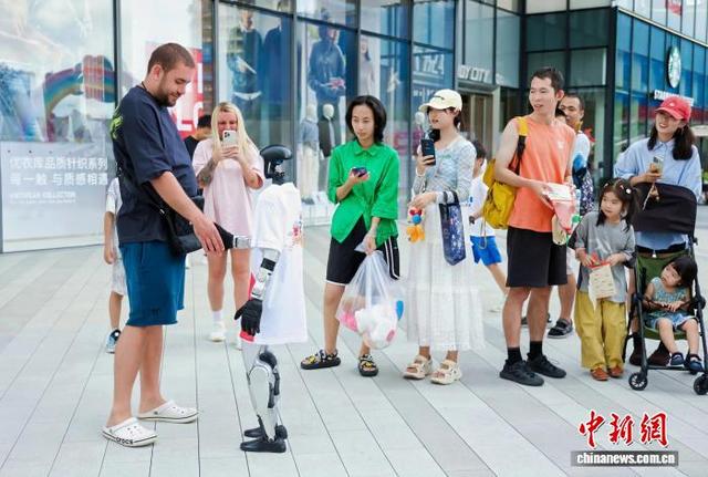 海南三亚：逛商场成外国人旅游新潮流