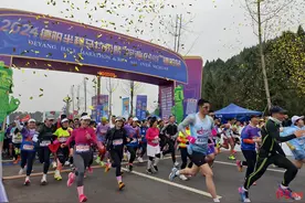 朱家灵、王巧霞分别斩获男女组冠军！2024德阳半程马拉松激情开跑图片