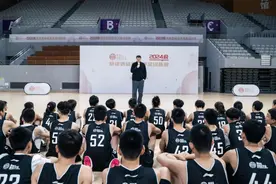 姚明勉励篮球少年：学习、打球可以两不误图片