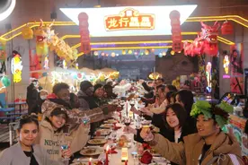 美心红酒小镇开启篝火狂欢 中外游客欢聚迎新年图片
