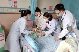 1岁男孩突然发烧咳嗽不止 医生从支气管里夹出一颗松子图片