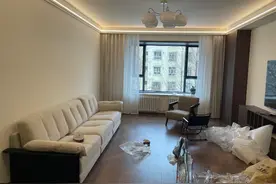 男子入住新家睡不好还以为是认床，结果竟是楼上鱼缸水泵嗡嗡响图片