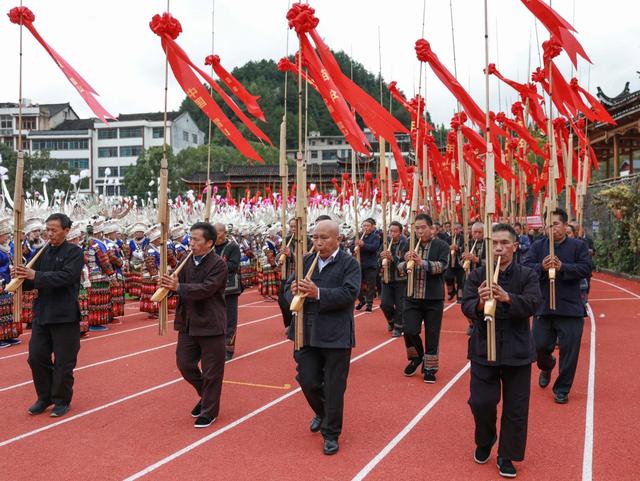 万名游客赴雷山过苗年