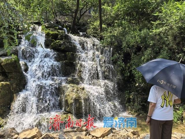 雨润南山 泉群“撒欢”成瀑引客来
