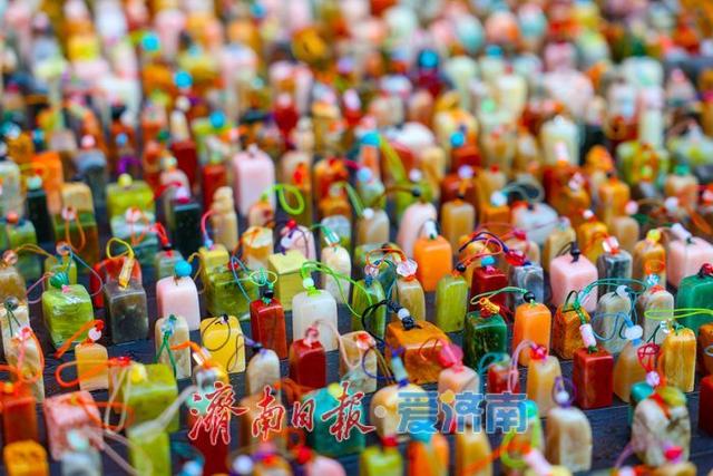 旧韵新趣满街巷 英雄山文化市场人头攒动