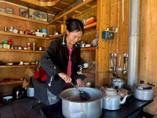 甘孜金马草原：红军锅铭刻八十九载团结志，胡杨林守望两万里路长征心