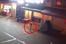浙江2岁女童穿着尿不湿凌晨独自在大街上跑，包子铺夫妇暖心救助图片