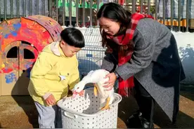 鸭子和萌娃同上幼儿园？没错，这名“同学”叫“大花”！图片