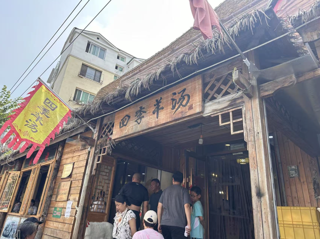 夏天摸冰、喝羊汤的东北小城，太猛了
