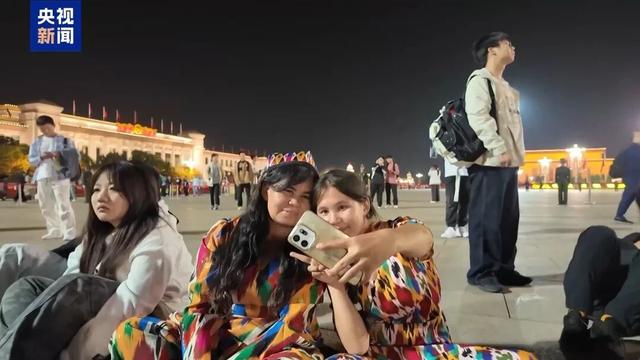 “一生看次升旗，值了！”17岁新疆少女与母亲骑行80多天到北京，国庆前在广场守候一夜