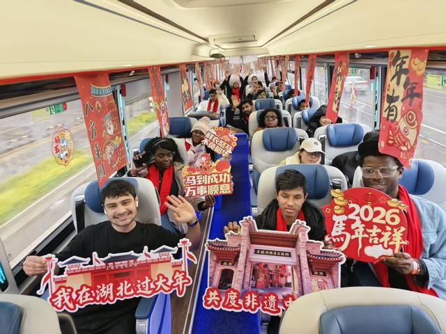 马上游湖北|咸宁一池温泉泡热“朋友圈”，外国友人穿着汉服泡青砖茶