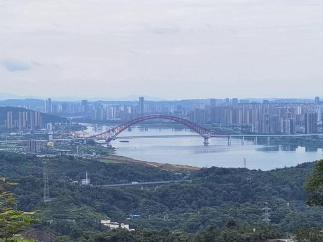 长株潭城际漫游丨夏日徒步法华山：遇见神仙级的“天池”与草原