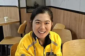 杭州脑瘫女骑手7年7万单外卖撑起小家，美团：提供残障关怀，孩子未来学费全包图片