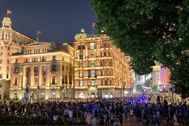 上海外滩有多火？有人半夜12点错峰看夜景！日均40万人次，“拍到四件套才算没白来”→图片