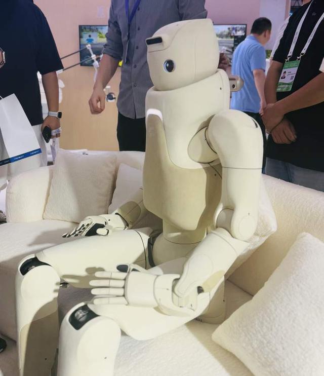 当机器人开始“吐槽”：一个具身智能新纪元正在破晓｜直击WAIC