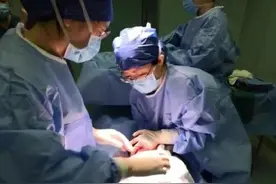 小夫妻要第三胎，却意外怀上三胞胎！网友：汗流浃背图片
