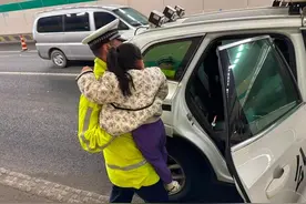 车辆“趴窝”在高速路隧道口，危险时刻他们赶到了图片