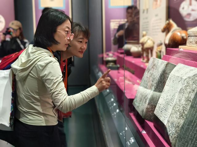 青年网络大V探秘内蒙古博物院 感受北疆文化魅力