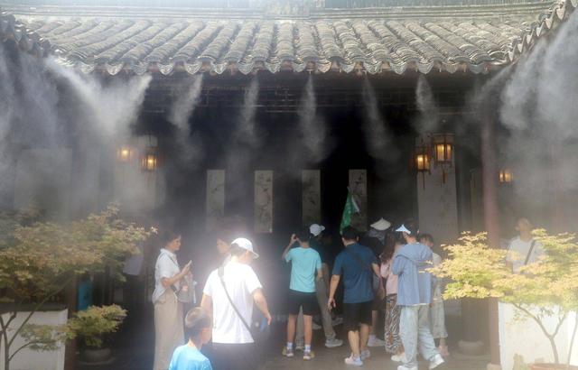 江苏苏州：留园喷雾送清凉