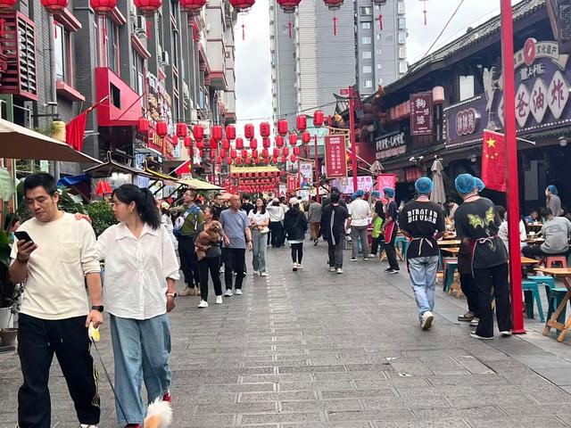 乐山美食街：麻辣鲜香里，亦有文明温度