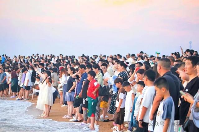 人挤人！一回头就脸贴脸！清晨5点，日照这里“长”满了人！