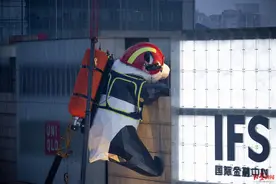 “爬墙熊猫”穿上了消防服！四川省暨成都市消防宣传月活动启动图片