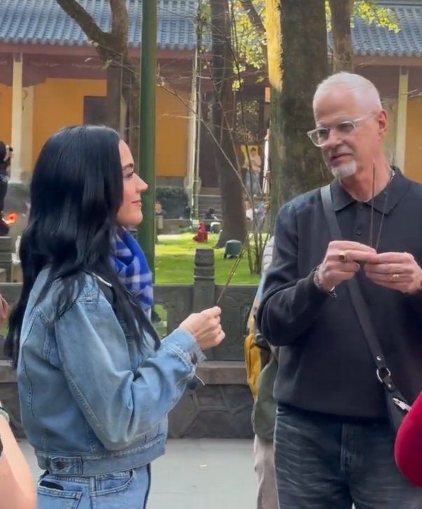 41岁“水果姐”现身灵隐寺