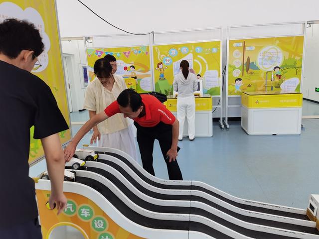 图们市向上街道关工委开展“银发不褪色 科技暖夕阳”老人节活动