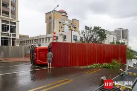 直击台风“摩羯”过境后的徐闻县救援：18吨重货车被吹翻，已转移85000人｜图集图片