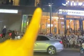 河北邯郸一商场女厕临街面是透明玻璃墙，旁边男厕是磨砂玻璃？回应：正在整改图片