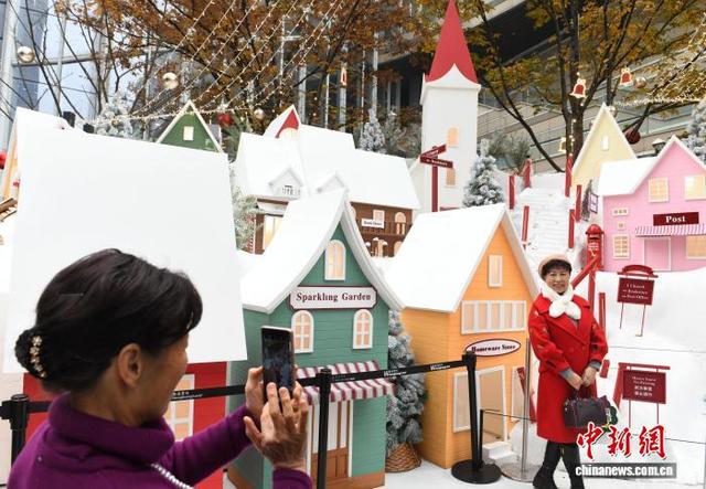 重庆一商圈打造“雪山小镇” 游人邂逅浪漫冬日“雪景”
