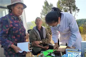 “小身板”守护居民“大健康”官渡区一名医生背老人参加体检图片