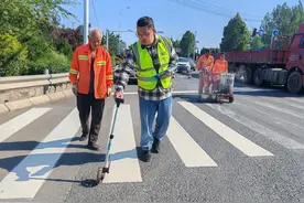 淄川：补划道路标线 助力出行安全图片