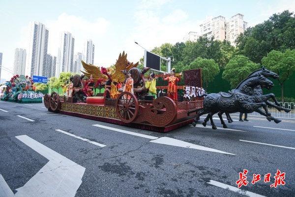 直击！蒜鸟、悟空、Labubu坐花车巡游武汉