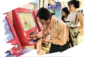 桂林年轻人迷上街头“刮刮乐”，专家建议：可以娱乐但别沉迷图片