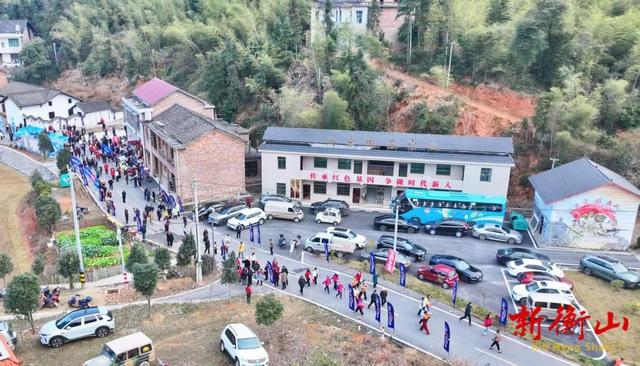 东湖镇开展“贺新年·促旅发”户外徒步活动