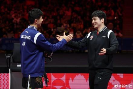 比赛结束后马龙和樊振东拥抱致意