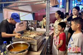 台湾小吃飘香绍兴夜市 台胞“试水”新市场图片