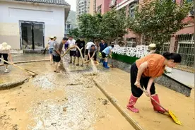 村超发起人的抗洪故事：惋惜于足球场受损，组织照顾留守学生图片