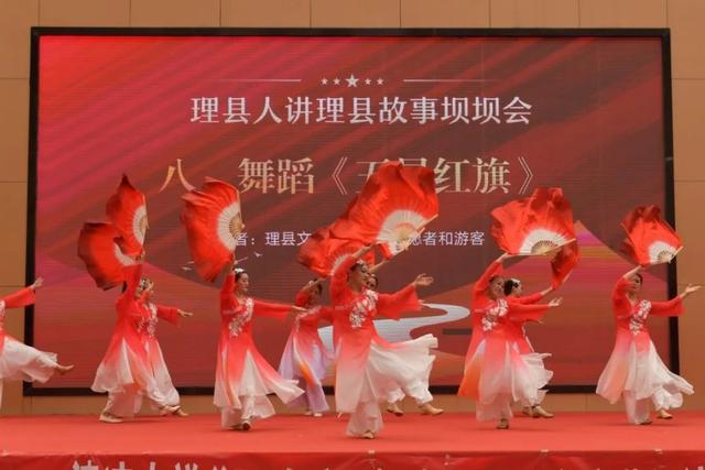 【树牢三个意识 凝聚思想共识】“故事坝坝会+公益演出”架起民族团结“连心桥”