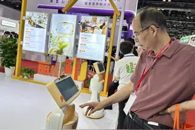 一大批养老机器人亮相老博会，“飞入寻常百姓家”尚待时日图片
