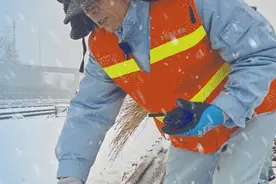 齐鲁石化干部员工全力以赴应对暴风雪图片