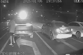 私家车抛锚挡马路上 济南俩公交司机与乘客齐伸援手图片