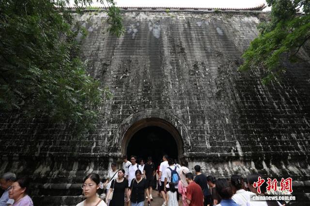 民众走进南京明孝陵探秘世界文化遗产