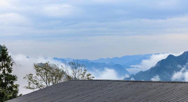 鹤峰秋来风景异：青山隐隐有仙居