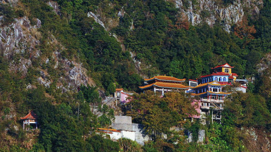 悬崖上的梅州千年古庵：绝壁藏金龟，楹联锁河山