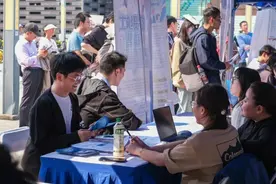 搭建就业桥梁，开启职场新程：临港五校招聘会在上海电力大学举行图片