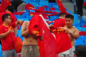 国足vs印尼比赛前夕，球迷换上特制红色T恤，赛场变成红色海洋图片