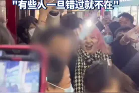 郑州街头一对夫妻吵架闹离婚，围观人群齐唱《后来》劝和：有些人一旦错过就不再图片