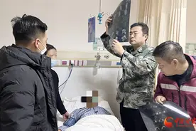 【抗震救灾进行时】兰大一院医疗队进驻临夏州人民医院开展危重症伤员临床救治图片